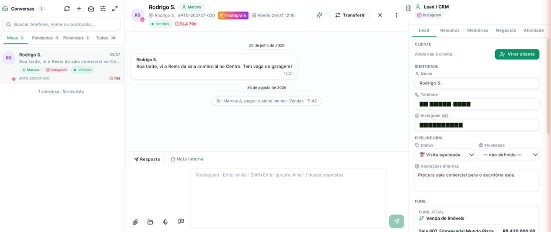 Conversa aberta no Atendimento, com o cabeçalho mostrando protocolo, canal, departamento e SLA, o botão Transferir e o menu de ações