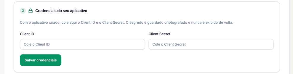 Passo 2 da tela, Credenciais do seu aplicativo: o aviso de que o segredo é guardado criptografado, os campos Client ID e Client Secret e o botão Salvar credenciais