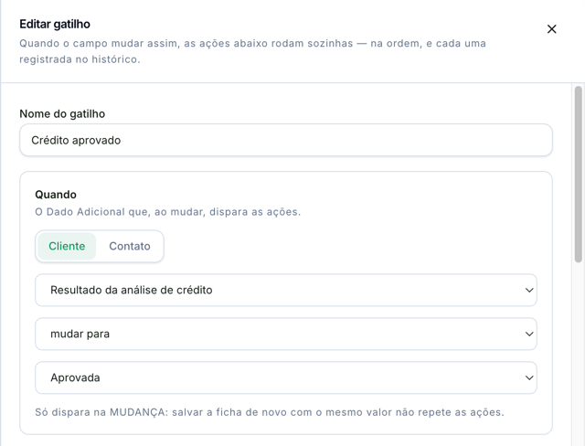 Bloco Quando do gatilho Crédito aprovado, com Cliente escolhido, o campo Resultado da análise de crédito, a condição mudar para e o valor Aprovada, e o aviso de que só dispara na mudança